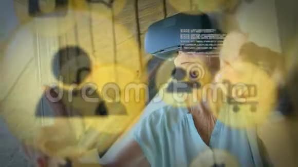 黄色图标高级妇女戴VR耳机视频的预览图
