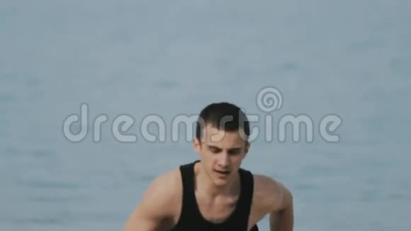 一个跑在海里的家伙视频的预览图