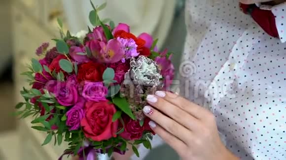 美丽的婚礼花束粉红色和红色玫瑰视频的预览图