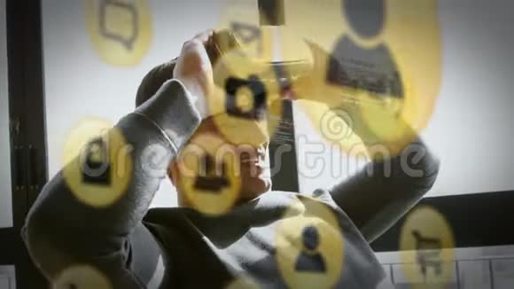 黄色图标男子手持VR耳机视频的预览图