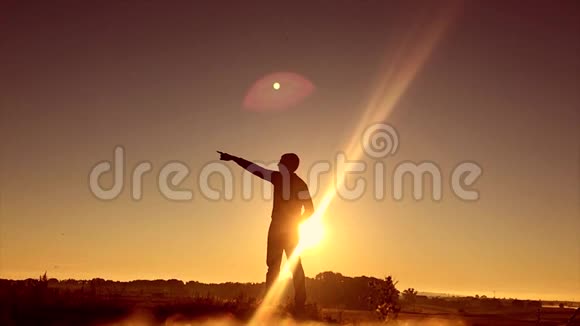 人类旅行剪影人伸出手站在远处的山影上日出的阳光视频的预览图