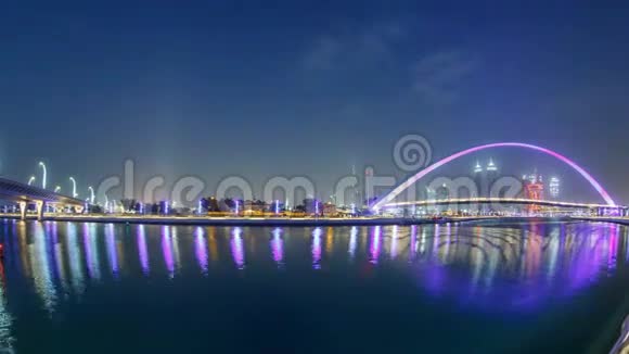 阿拉伯联合酋长国迪拜水运河上的行人天桥昼夜间隔视频的预览图