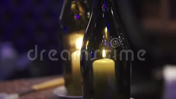 蜡烛在瓶子里燃烧剪辑夏季自制装饰玻璃瓶和瓶子里面有蜡烛火焰灯视频的预览图