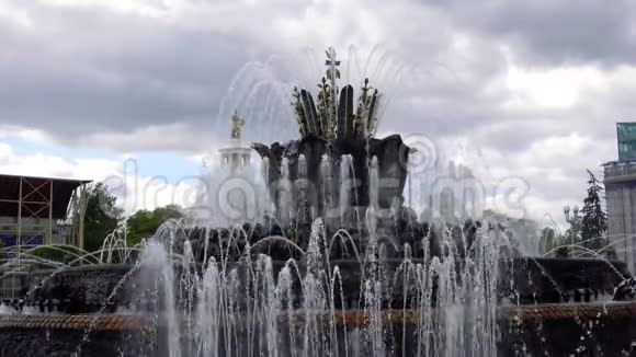 俄罗斯莫斯科VDNKH广场喷泉2017年5月28日视频的预览图