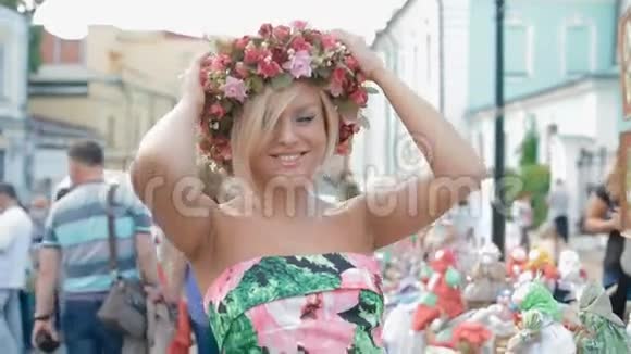 可爱的金发女人尝试一个鲜艳的花圈视频的预览图