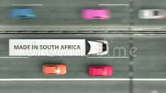 半挂车的空中俯视图与MADE在南非文本沿公路行驶有关业务视频的预览图