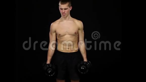 运动员做他的身体慢动作黑色视频的预览图