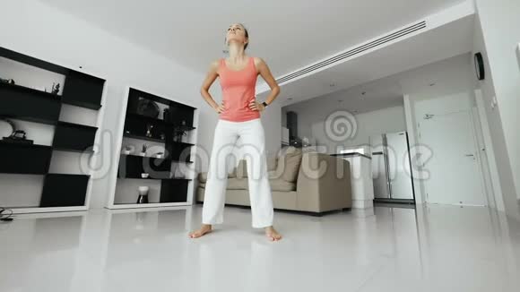 健康的女性在室内晨练时做健身运动视频的预览图