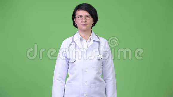 一位留着短发的漂亮女医生视频的预览图