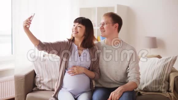 男人和孕妇在家自拍视频的预览图