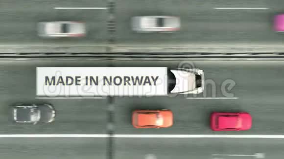 拖车卡车与MADE在挪威文字沿公路行驶挪威商业相关的可循环三维动画视频的预览图