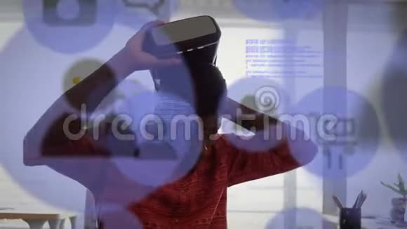 穿着VR耳机的男子的紫色图标视频的预览图
