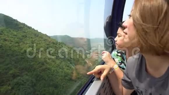 亚洲家庭幸福母子坐缆车望天山视频的预览图