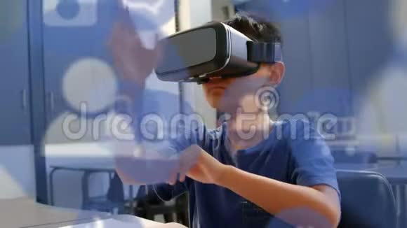 蓝色图标男孩戴着VR耳机视频的预览图