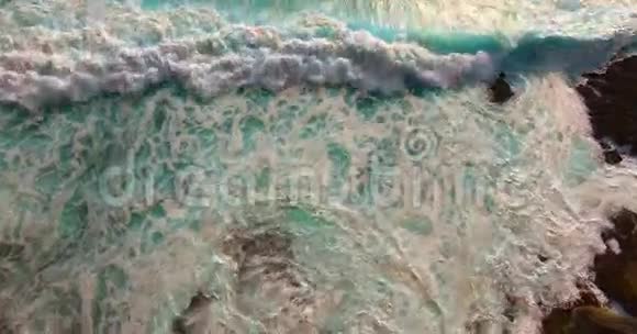白色海洋泡沫航空海浪的俯视图海洋海浪越来越近视频的预览图