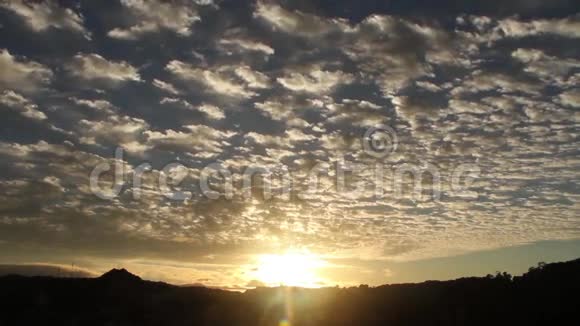 夕阳西下许多云彩经过视频的预览图