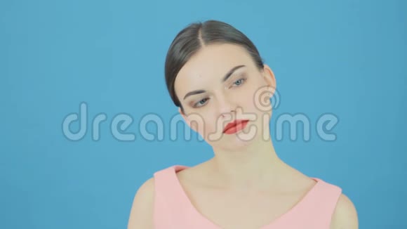 美丽的模型肖像与完美的新鲜清洁皮肤青年与护肤理念孤立在蓝色背景上视频的预览图
