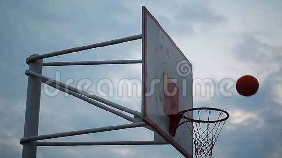 街上的篮球球在云层的背景下飞入擂台视频的预览图
