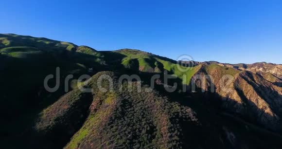 位于加利福尼亚州格拉纳达山区山麓的黄昏飞行视频的预览图