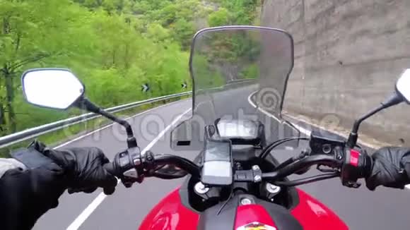 骑摩托车的摩托车在意大利美丽的风景山路上骑行视频的预览图