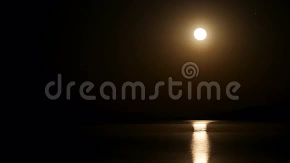 月亮在夜间升起视频的预览图