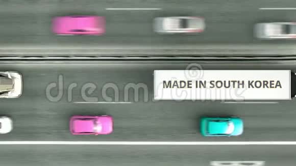 半挂车的空中俯视图带有MADE在南科拉文字沿公路行驶韩国视频的预览图