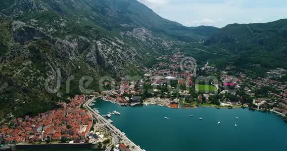 夏季在亚得里亚海上鸟瞰老城Kotor和BokaKotorska湾科托湾是最大的视频的预览图