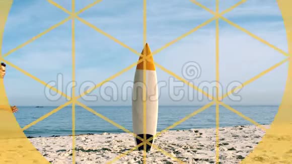 在沙滩上奔跑的人穿过黄色圆形的前景视频的预览图