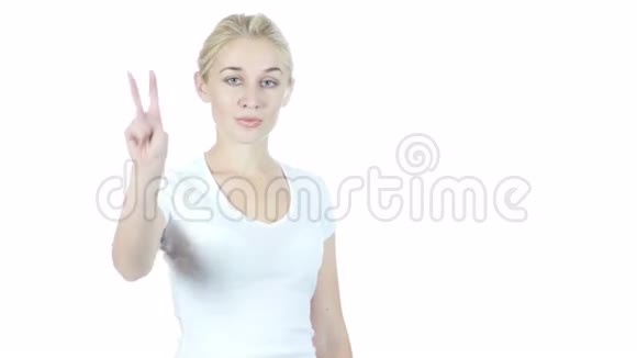 自信的女人展示胜利标志白色背景年轻视频的预览图
