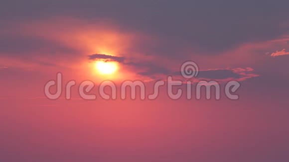 美丽的时光流逝日出穿过云层红太阳视频的预览图