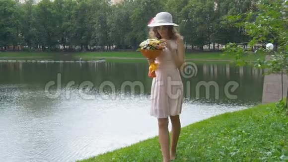 一个戴太阳镜和戴着花的白帽子的漂亮女孩的肖像视频的预览图