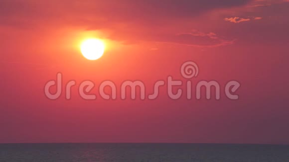 美丽的时光流逝日出穿过云层红太阳海洋视频的预览图