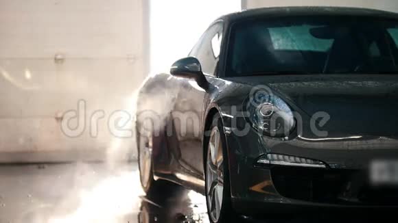 汽车服务清洗后的豪华轿车的蒸汽在寒冷背光视频的预览图