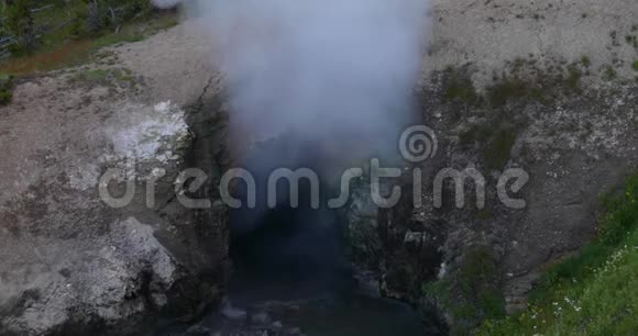 间歇泉蒸汽从4k24fps洞穴中流出视频的预览图