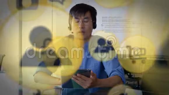 黄色图标亚洲男子戴耳机视频的预览图