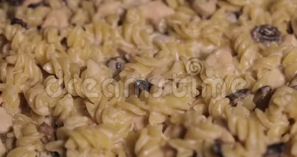 奶油蘑菇酱和融化奶酪的意大利面视频的预览图