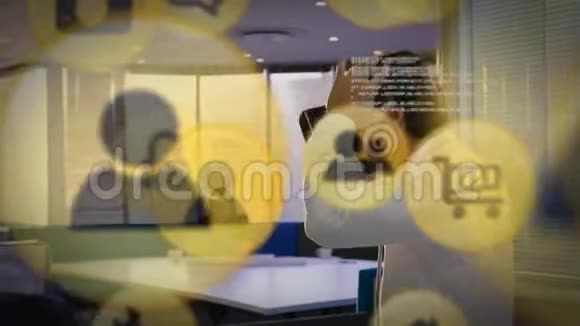 黄色图标男子戴VR耳机视频的预览图