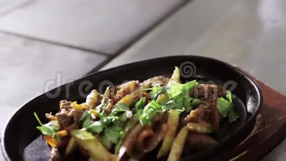在木架上用热锅炒菜和肉视频的预览图