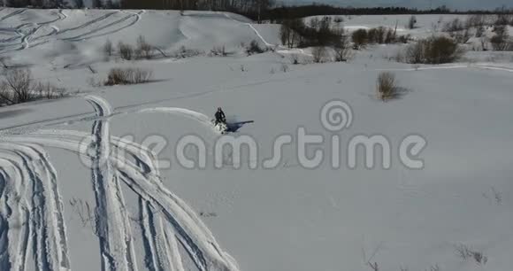 冬山雪地摩托上的人视频的预览图