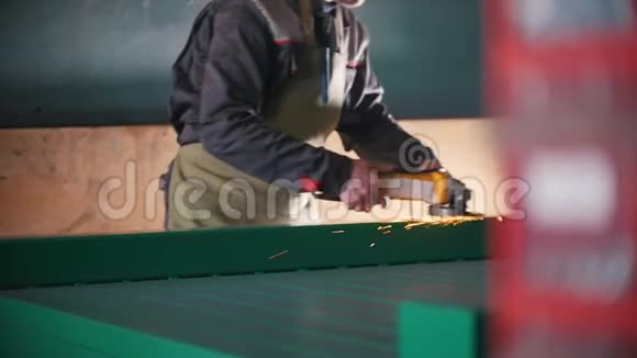 工人男在工业上磨钢机构动作慢视频的预览图