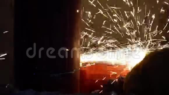 火花从磨床切割金属管道金属工作在施工中动作缓慢慢动作视频的预览图