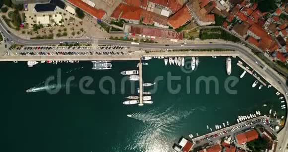 夏季在亚得里亚海上鸟瞰老城Kotor和BokaKotorska湾科托湾是最大的视频的预览图