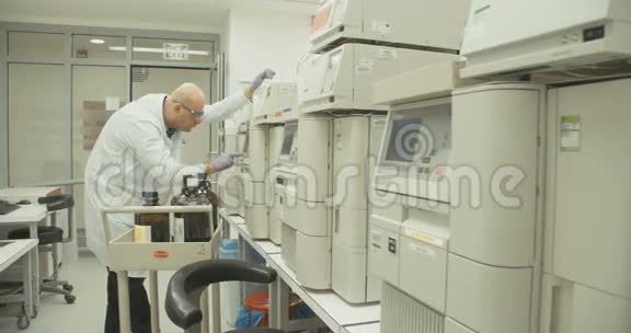 制药公司实验室从事质谱仪工作的实验室技术员视频的预览图