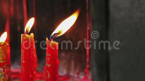 在中国佛寺烧蜡烛的时候视频的预览图