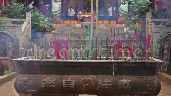 中国佛教寺庙中燃烧的香枝视频的预览图