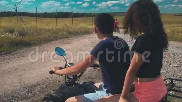 年轻人和女孩骑着ATV视频的预览图