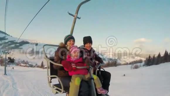 滑雪者一家坐上滑雪缆车自拍视频的预览图
