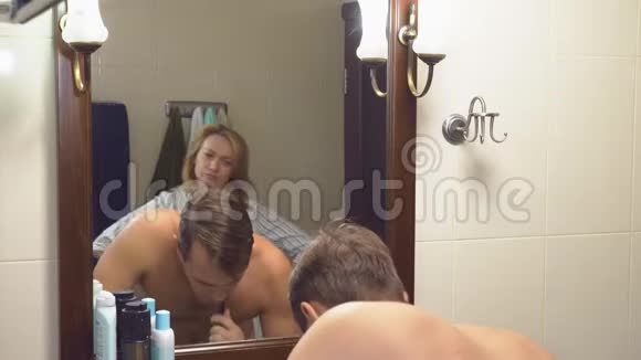 夫妻夫妻在浴室集合4妻子已经穿好衣服正在等丈夫回来视频的预览图