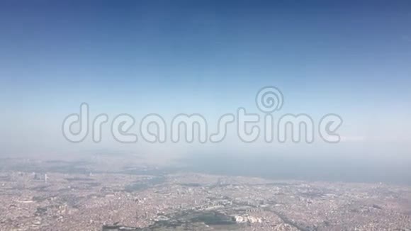 从飞机或直升机上拍摄的城市鸟瞰图视频的预览图