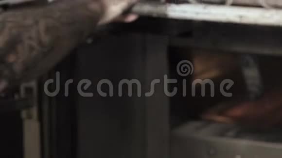 煮熟的法国面包的产量视频的预览图
